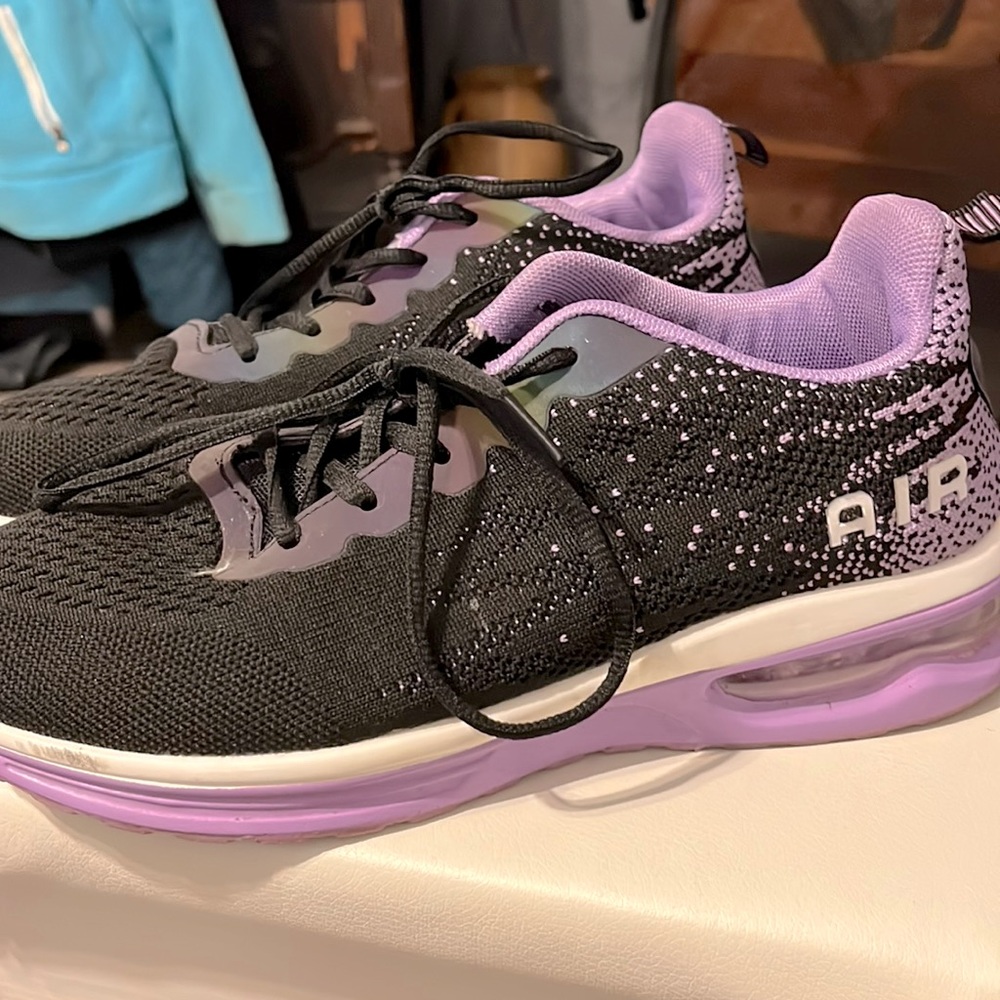 Women’s running shoe